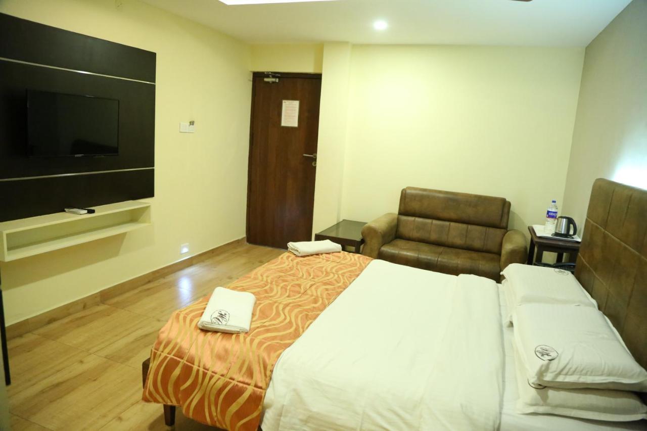 Hotel Chitra Tiruchirappalli Bagian luar foto